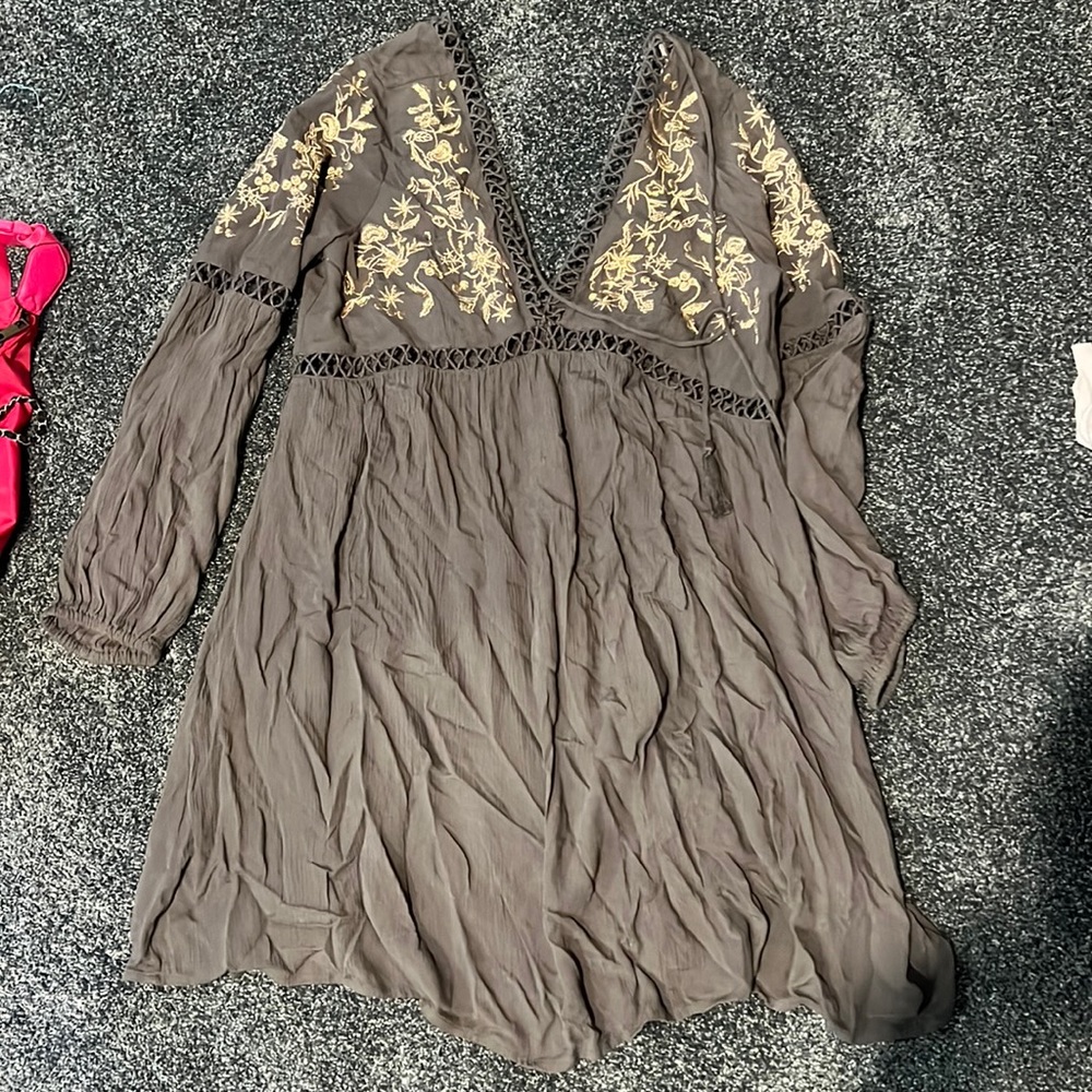 Perfect long sleeve dress, gray with gold detail!